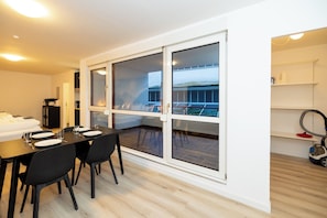Estudio clásico, 2 camas Queen size, baño privado | Wifi gratis 
