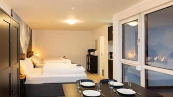 Klassieke studio, 2 queensize bedden, privébadkamer | Dineren