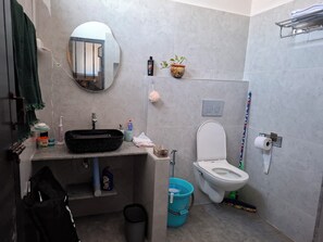 Bathroom - 4-bedroom luxury Beach villa on gorgeous Bay of Bengal,Tamil Nadu.pet friendly. (Marakkanam)