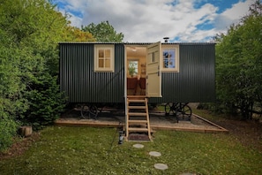Exterior - Hilltop Shepherds hut, hot tub & views of vineyard (Purleigh)