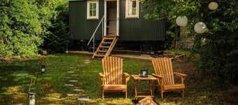 Hilltop Shepherds hut, hot tub & views of vineyard