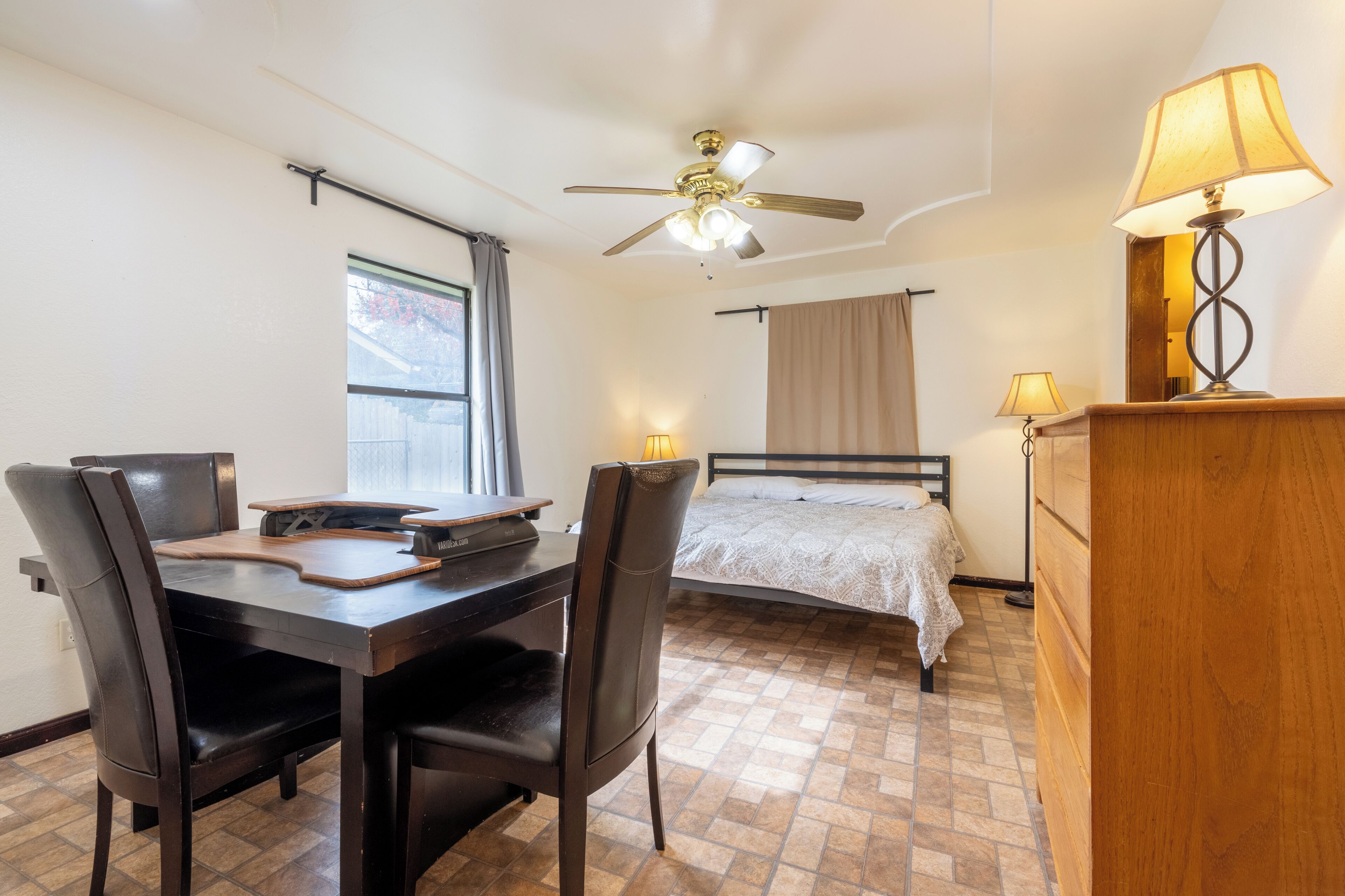 4 habitaciones, tabla de planchar con plancha, wifi y ropa de cama 