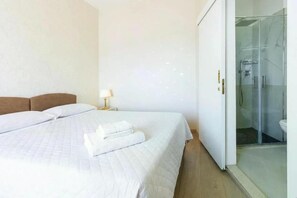 Habitación doble, balcón, vista parcial al mar | Baño