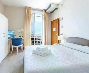 Habitación doble, balcón, vista parcial al mar