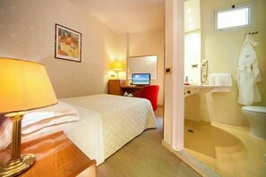 Habitación doble, balcón, vista parcial al mar