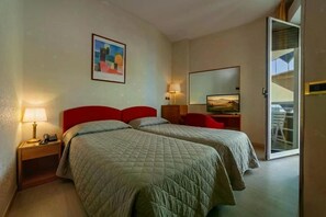 Habitación doble, balcón, vista parcial al mar