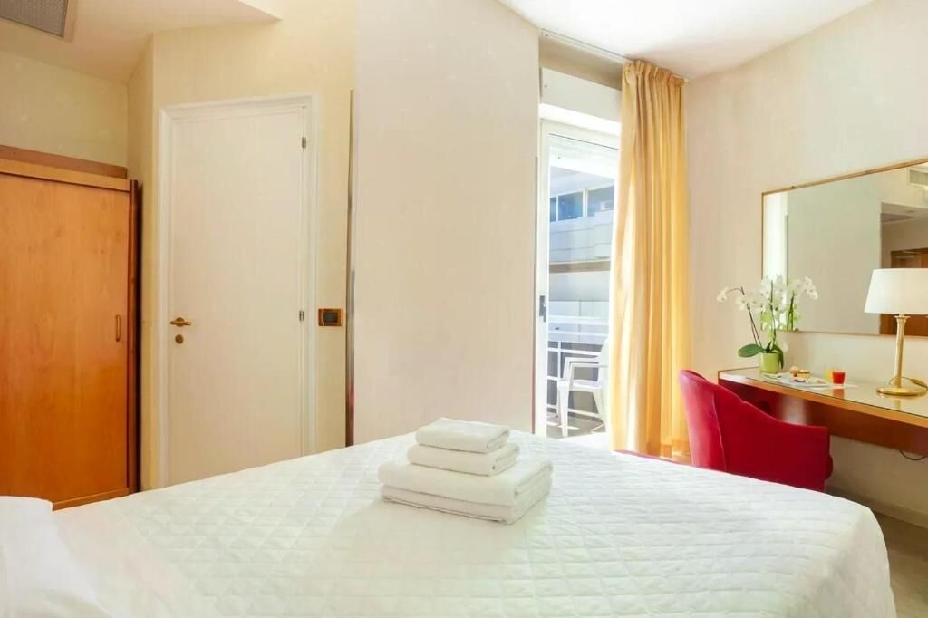 Habitación doble, balcón, vista parcial al mar
