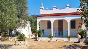 Exterior - A cozy villa with all the amenities and an outdoor gazebo. (Puglia)