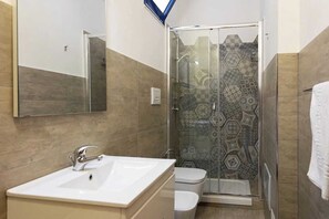 Dusj, hårføner, bidé og håndklær
