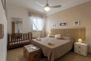 Tabla de planchar con plancha, wifi y ropa de cama 