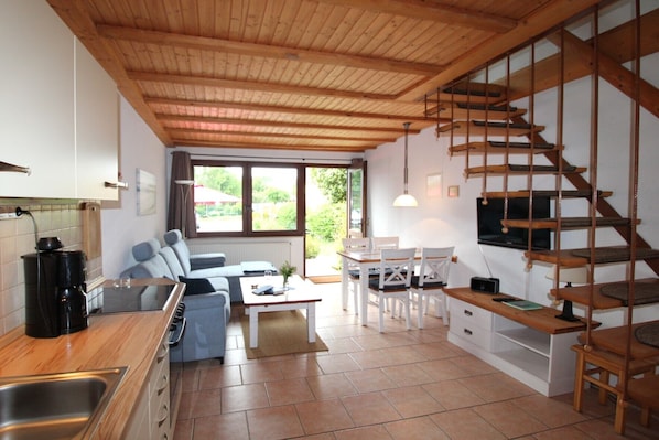 TV - Located right in the center of the village, yet in a very quiet spot at the end of a cul-de-sac. (Wustrow)