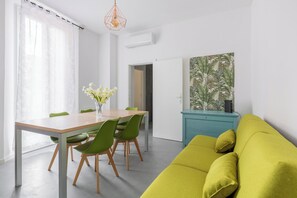 Apartment, 3 Schlafzimmer | Wohnbereich | 30-Zoll-Fernseher mit Satellitenempfang