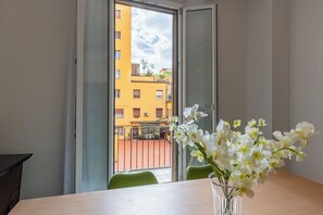 Apartment, 3 Schlafzimmer | Wohnbereich | 30-Zoll-Fernseher mit Satellitenempfang
