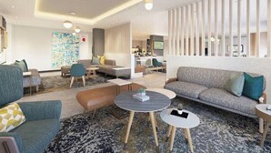 Una sala moderna con un sofá, sillones, una mesa de centro y un televisor.