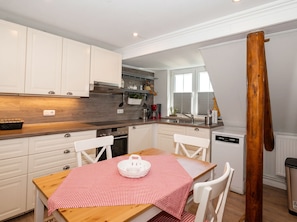 Coffee/tea maker, fridge, microwave, oven - Friesen Stuv: Cozy Vacation Rental in a Prime Location (Büsum)