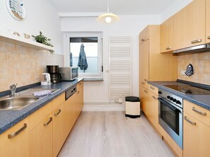 Wasserkocher mit Kaffee-/Teezubehör, Kühlschrank, Mikrowelle, Ofen
