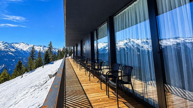 A balcony with a view of snow-covered mountains and trees. - Ski-in/ski-out Apartment Monte Central (Neukirchen am Grossvenediger)