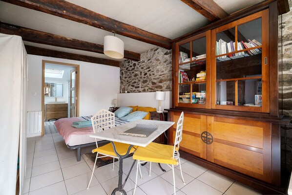 1 bedroom, WiFi, bed sheets