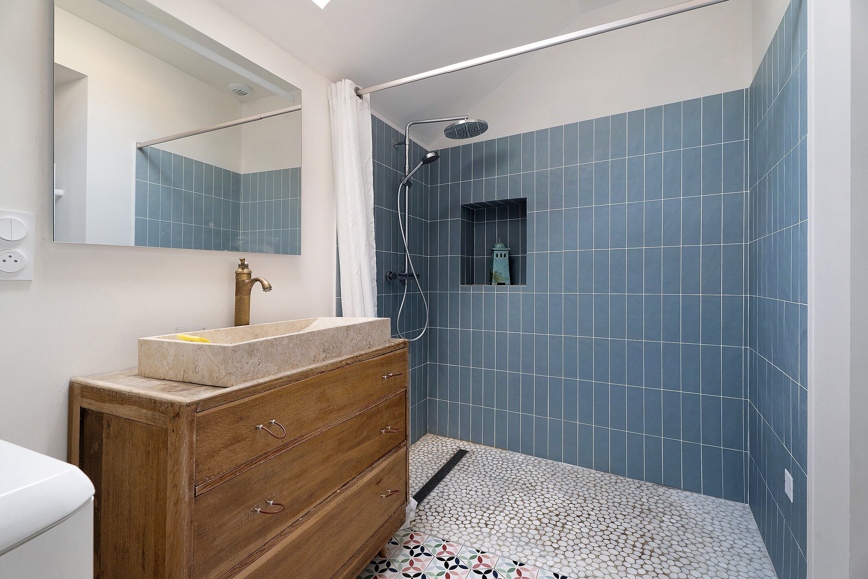 Douche, serviettes fournies