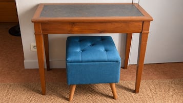 Una mesa de madera con un banco acolchado debajo.