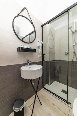Habitación doble, patio, vista al jardín | Baño