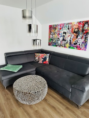 Fernseher, Kamin, Bücher