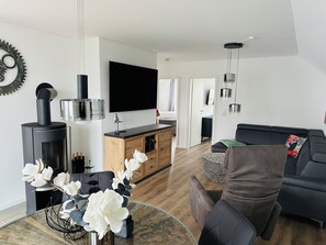 Fernseher, Kamin, Bücher