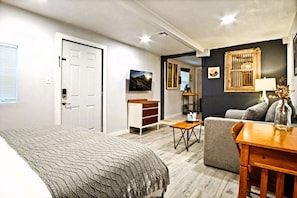 Iron/ironing board, free WiFi, bed sheets - 1BR 4 mins from OCU — a semester or a contract without a 12-month lease #19C (Oklahoma City)