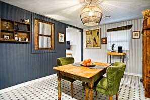 Dining - 1BR 4 mins from OCU — a semester or a contract without a 12-month lease #19C (Oklahoma City)