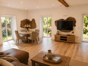 TV - Country House 'Residenz Zum Rosengarten' with Shared Pool, Private Terrace and Wi-Fi (Münchberg)