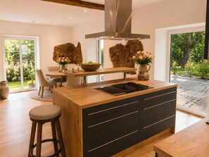 Coffee/tea maker, fridge, microwave, oven - Country House 'Residenz Zum Rosengarten' with Shared Pool, Private Terrace and Wi-Fi (Münchberg)