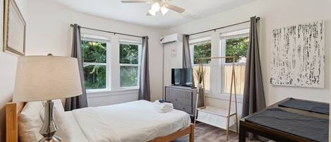 2 bedrooms, desk, WiFi (free)