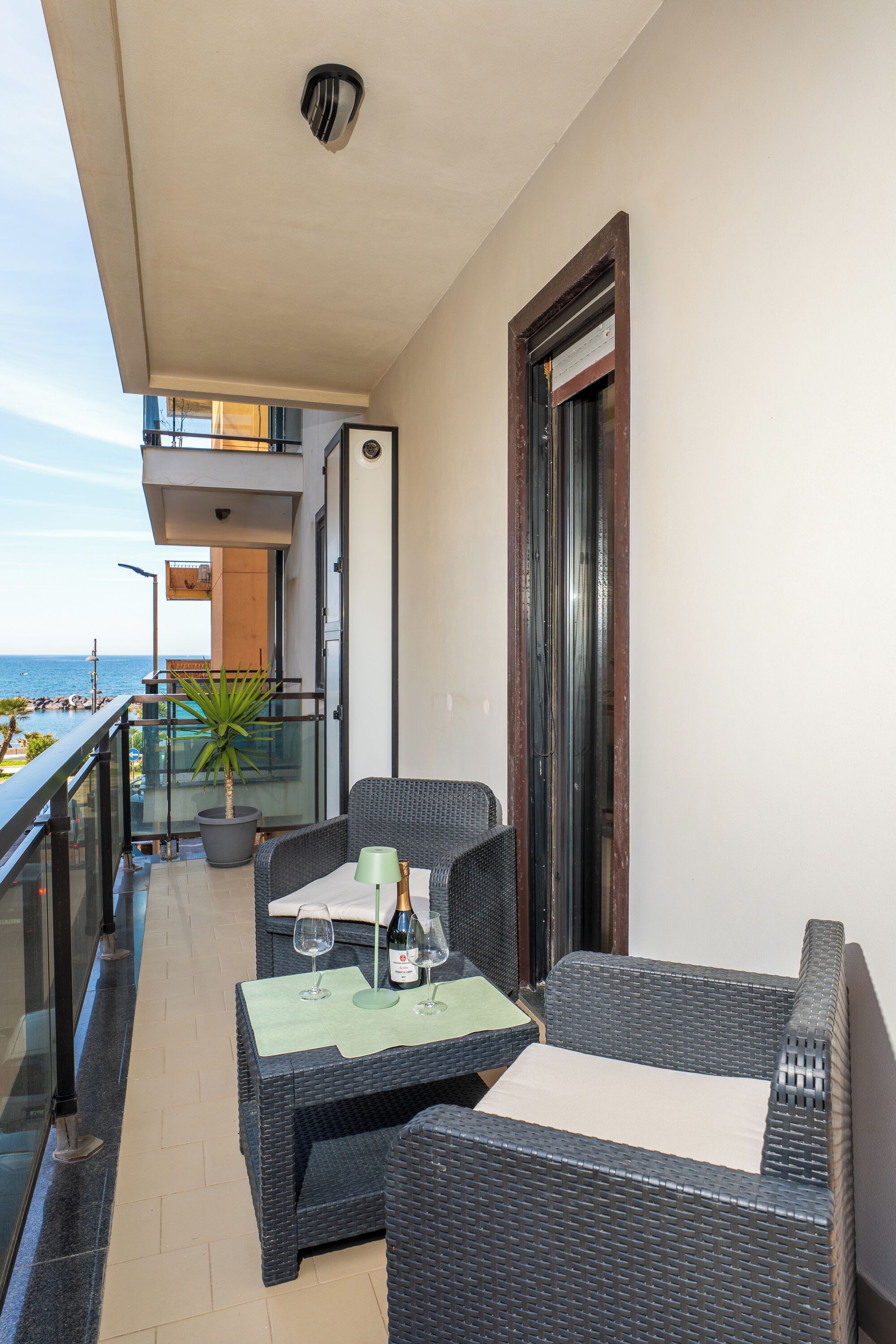 Apartment, Balkon, eingeschränkter Meerblick | Speisen im Freien