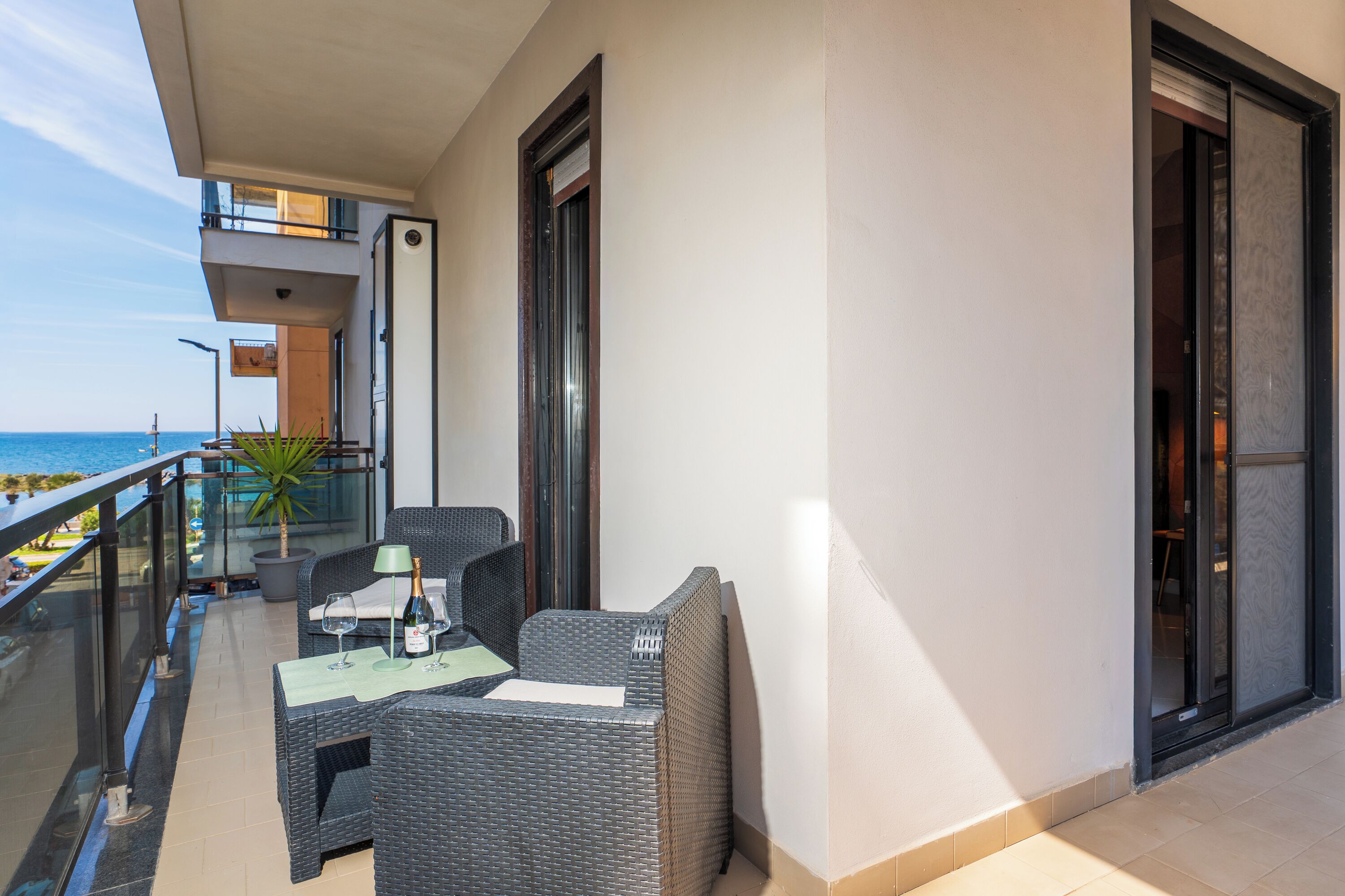 Appartement, balcon, vue partielle sur la mer | Enceinte de l’hébergement