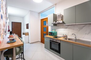 Apartment, Balkon, eingeschränkter Meerblick | Eigene Küche | Espressomaschine, Wasserkocher mit Kaffee-/Teezubehör, Kühlschrank