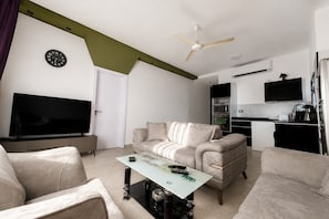 TV - Peaceful 2-bedroom apartment with private beach access (Red Sea Governorate)