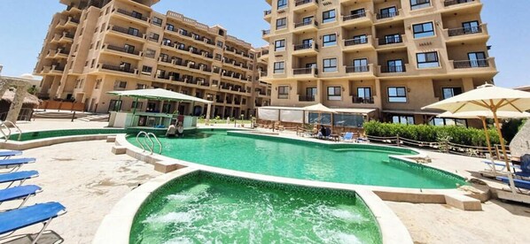 Outdoor pool, a heated pool - Peaceful 2-bedroom apartment with private beach access (Red Sea Governorate)
