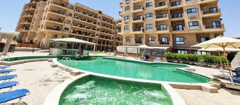 Peaceful 2-bedroom apartment with private beach access
