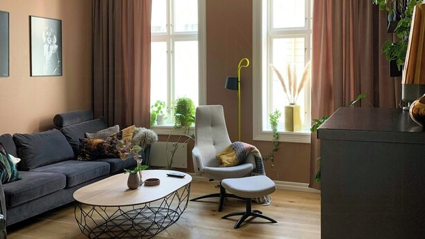 Ein Wohnzimmer mit einer Kronleuchter, einem Sofa, einem Couchtisch und einem Sessel.