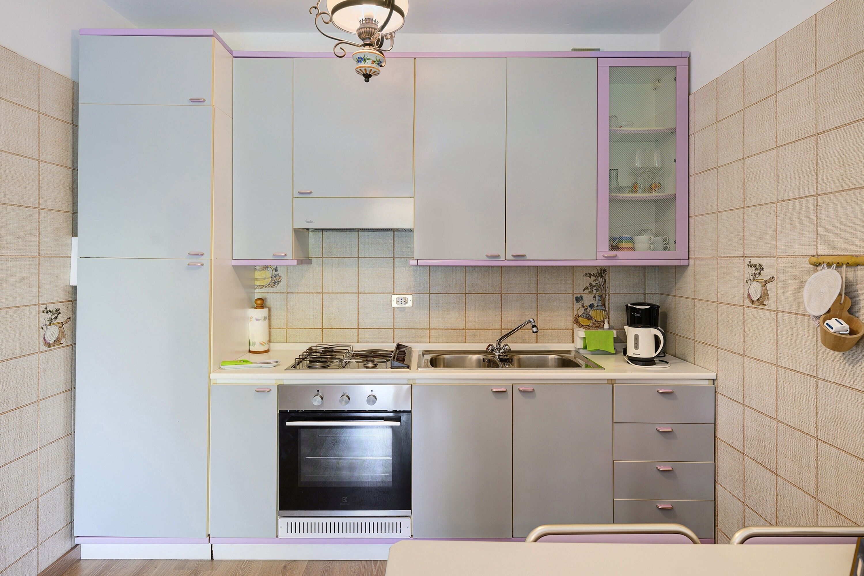 Coffee/tea maker, fridge, oven, stovetop