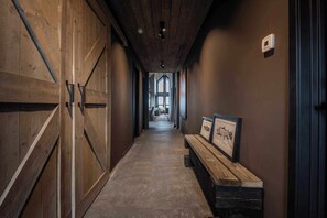 A hallway with wooden walls and a bench. - Stuðlastrengur Luxury Private Villa (Skeiða- og Gnúpverjahreppur)