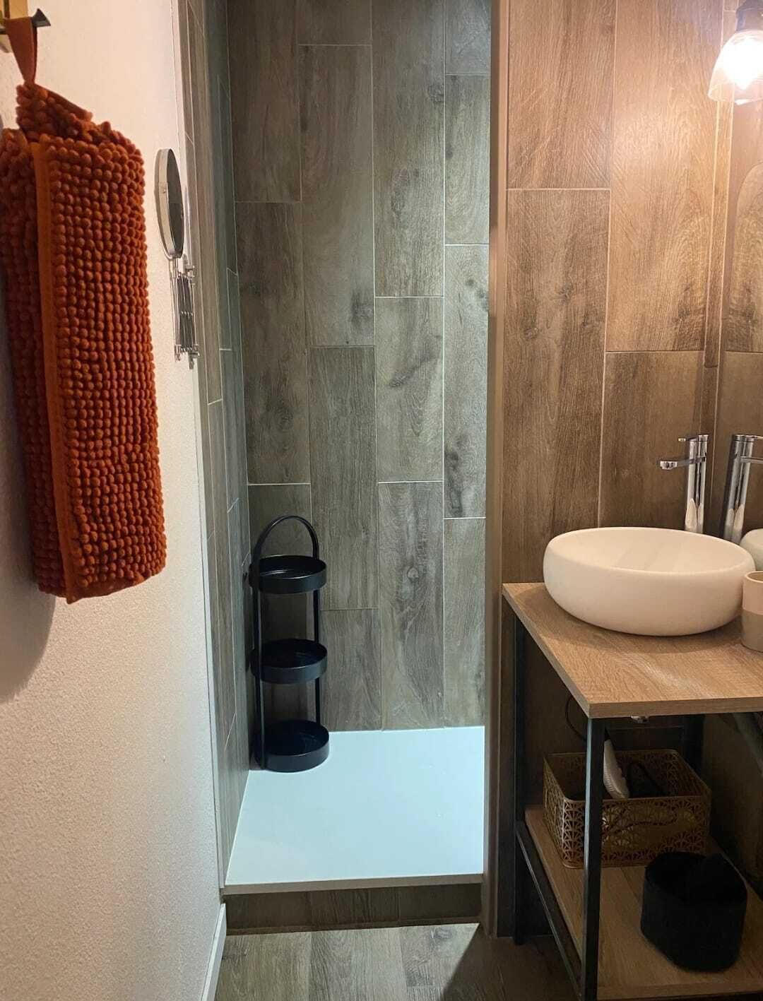 Douche, sèche-cheveux, serviettes fournies, savon