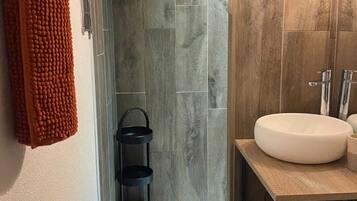 Douche, sèche-cheveux, serviettes fournies, savon