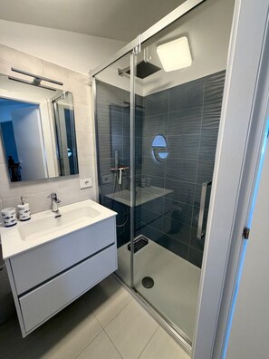 Bathroom - A 5-minute walk from the beach, a large villa with a pool, perfect for large families (Marina di Ragusa)