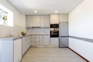 Fridge, microwave, oven, stovetop - Bright & Spacious Flat with Balcony by HostWise (São Mamede de Infesta)