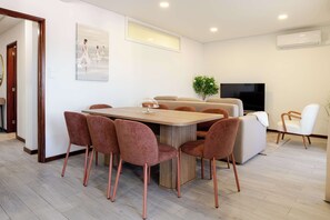 Dining - Bright & Spacious Flat with Balcony by HostWise (São Mamede de Infesta)
