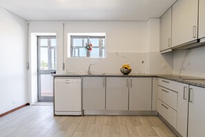 Kaffetrakter/tekoker, kjøleskap, mikrobølgeovn og ovn