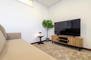 TV - Bright & Spacious Flat with Balcony by HostWise (São Mamede de Infesta)