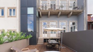 Ein modernes Gebäude mit Balkon, Außenbereich und Whirlpool.