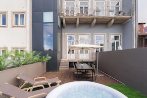 Ein modernes Gebäude mit Balkon, Außenbereich und Whirlpool.